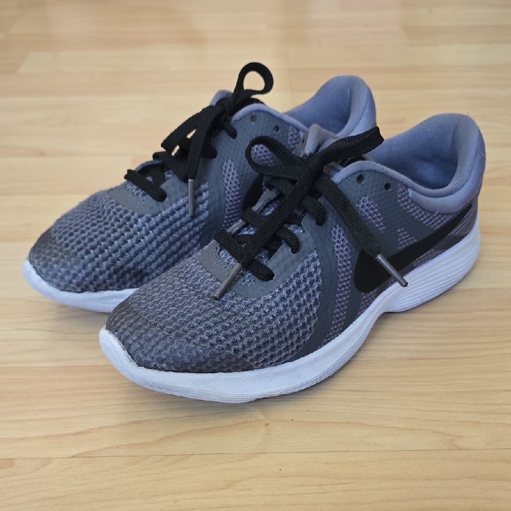Nike Reveloution Gray and Black Sneakers Lightweight Mesh Design Size 4Y